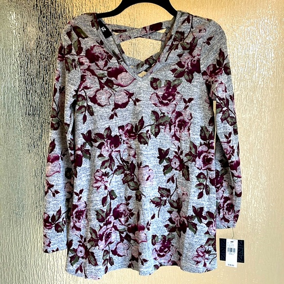 Iz Byer Tops - NWT iZ Byer small grey floral v neck cross back top